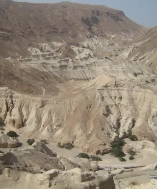 Wandere durch die Negev-Wüste